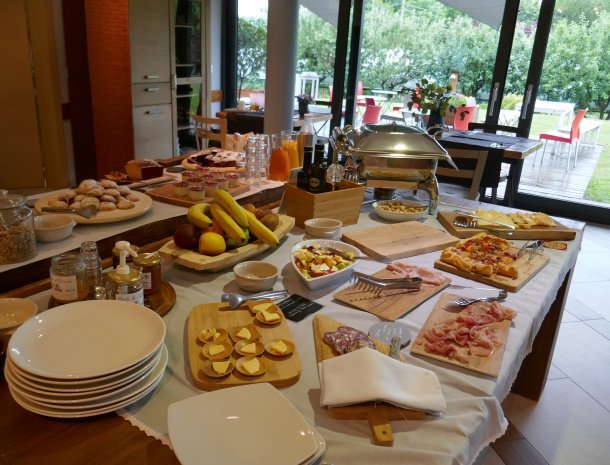 agriturismo-il-cucchiaio-di-legno-ortameer-ontbijtbuffet-tafel.jpg