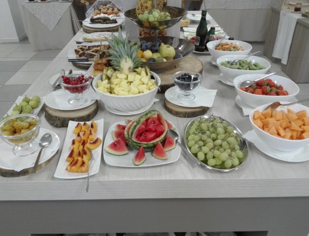 hotel-bocciolo-ortasangiulio-ontbijtbuffet-fruit.jpg