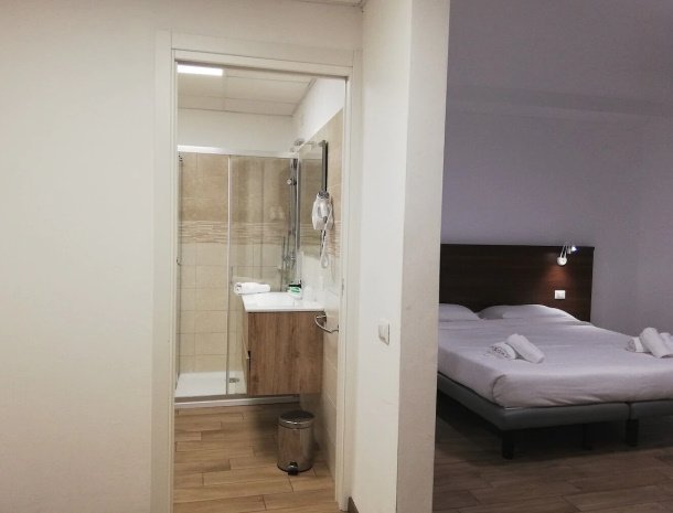 hotel-bocciolo-ortasangiulio-badkamer-slaapkamer.jpg