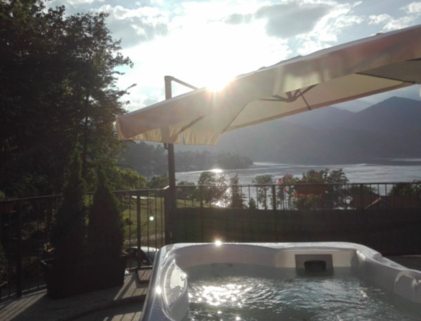 hotel-bocciolo-ortasangiulio-jacuzzi-zonsondergang.jpg