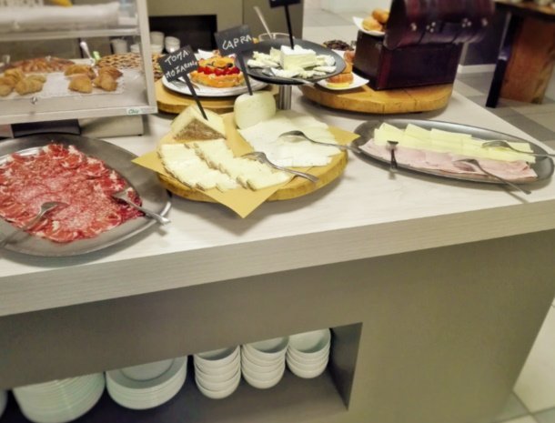 hotel-bocciolo-ortasangiulio-ontbijtbuffet-kaas.jpg