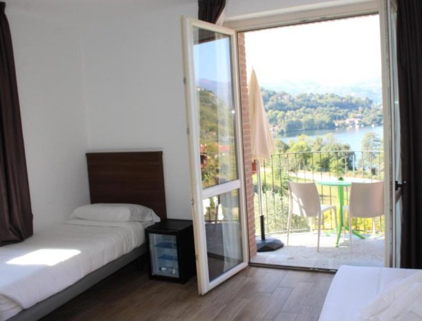 hotel-bocciolo-ortasangiulio-3-persoonskamer-balkon.jpg