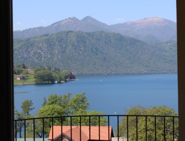 hotel-bocciolo-ortasangiulio-uitzicht-vanuit-slaapkamer.jpg