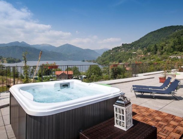 hotel-bocciolo-ortasangiulio-jacuzzi-bij-kamer.jpg