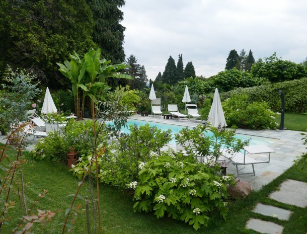 bed-and-breakfast-white-lilac-arona-lago-maggiore-tuin-zwembad.jpg