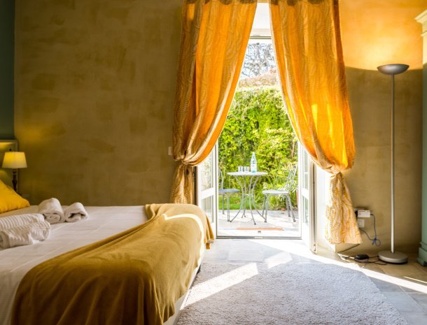 bed-and-breakfast-white-lilac-arona-villa-piemonte-kamer-ocra-terras.jpg