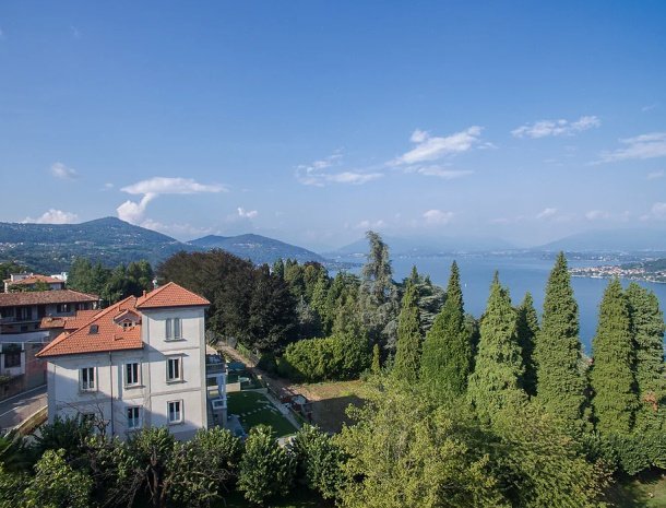 bed-and-breakfast-white-lilac-arona-ligging-uitzicht-lago-maggiore.jpg