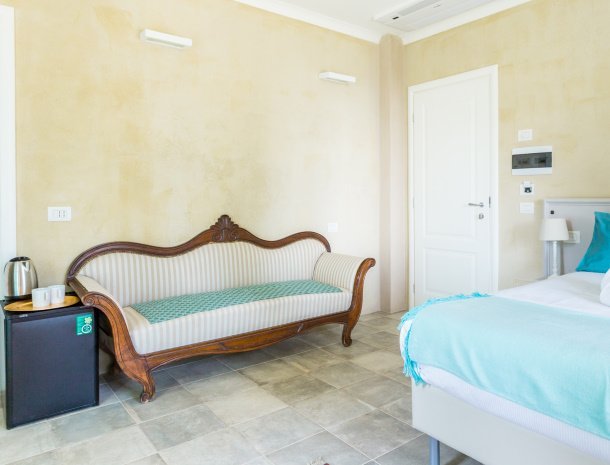 bed-and-breakfast-white-lilac-arona-villa-piemonte-kamer-erbaluce-bank.jpg
