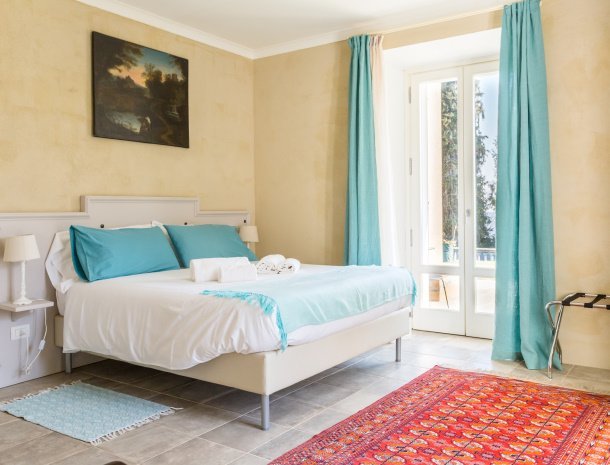bed-and-breakfast-white-lilac-arona-villa-piemonte-kamer-erbaluce-bed.jpg