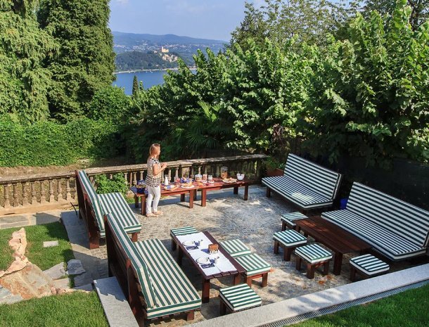 bed-and-breakfast-white-lilac-arona-terras-uitzicht-lago-maggiore.jpg