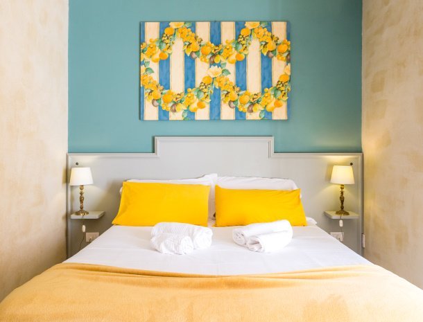 bed-and-breakfast-white-lilac-arona-villa-piemonte-kamer-ocra-bed.jpg
