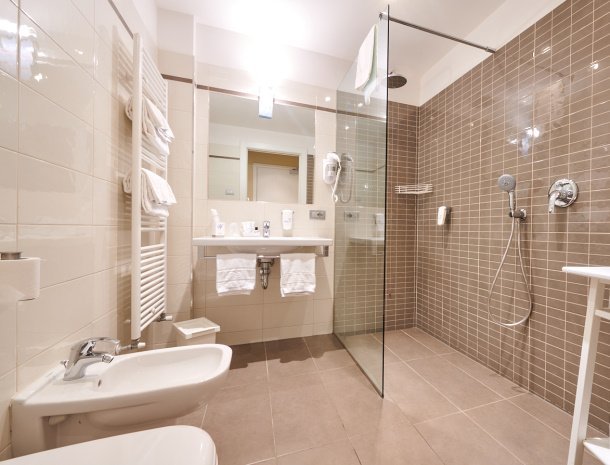 hotel-tullio-gravedona-comomeer-badkamer-douche.jpg