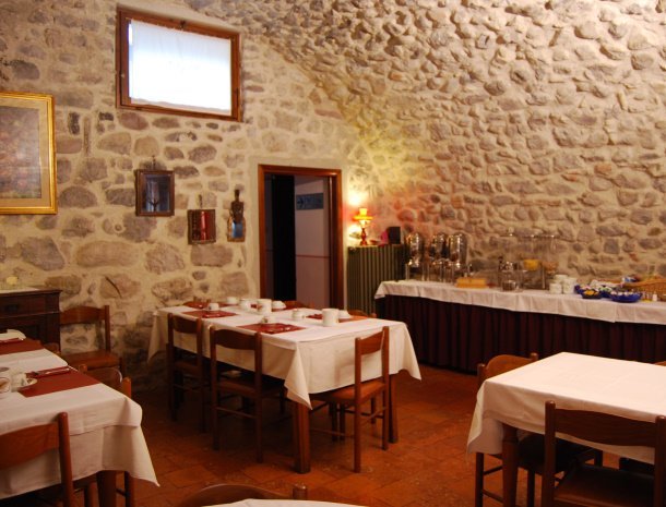 albergo-orazio-sale-marasino-iseomeer-ontbijtbuffet.jpg