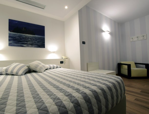 albergo-orazio-sale-marasino-iseomeer-kamer-sanloreto-bed.jpg