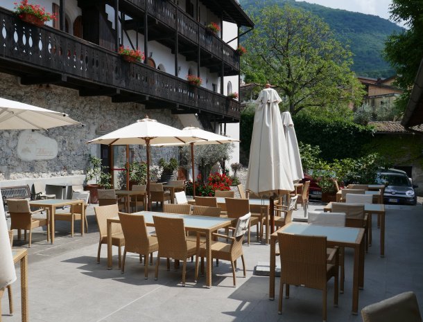 albergo-orazio-sale-marasino-iseomeer-binnenplaats-restaurant.jpg