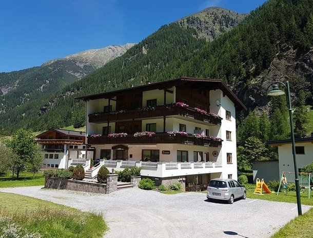 pension-gschwandthof-pitztal-bedandbreakfast.jpg