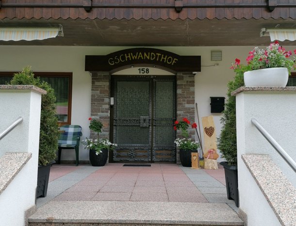 pension-gschwandthof-pitztal-bedandbreakfast-ingang.jpg