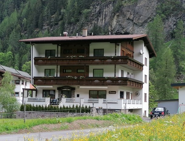 pension-gschwandthof-pitztal-bedandbreakfast-lente.jpg