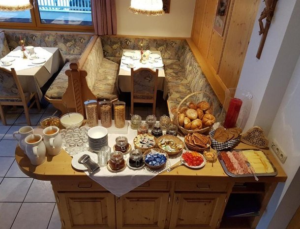 pension-gschwandthof-pitztal-bedandbreakfast-ontbijt.jpg