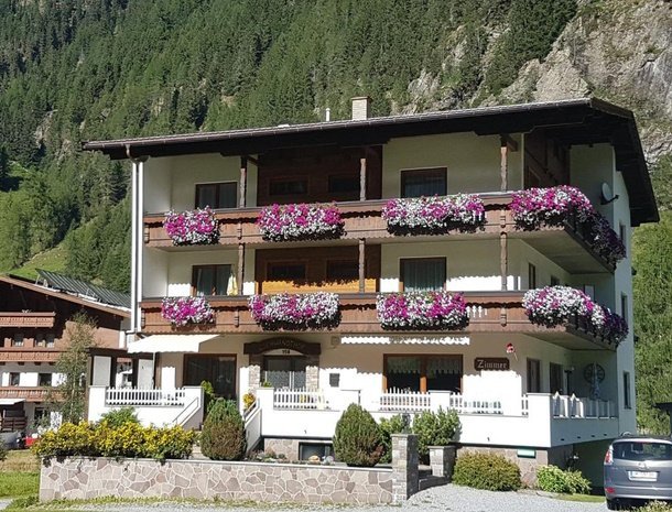 pension-gschwandthof-pitztal-bedandbreakfast-balkons-bloemen.jpg