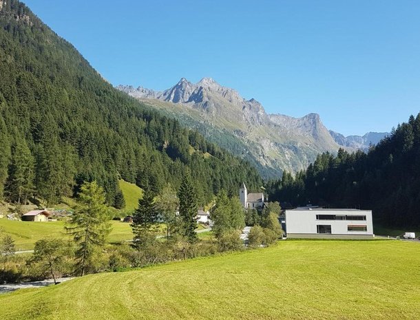 pension-gschwandthof-pitztal-bedandbreakfast-uitzicht-vallei.jpg