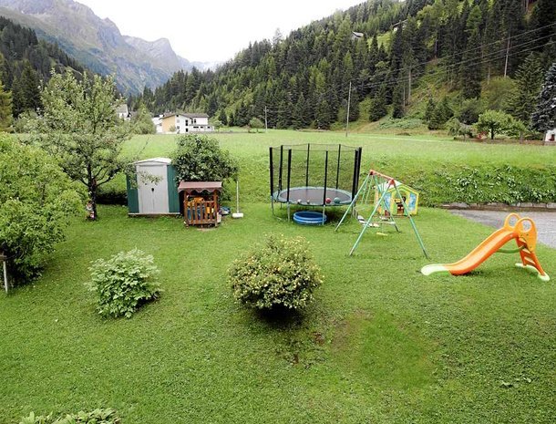 pension-gschwandthof-pitztal-bedandbreakfast-tuin.jpg