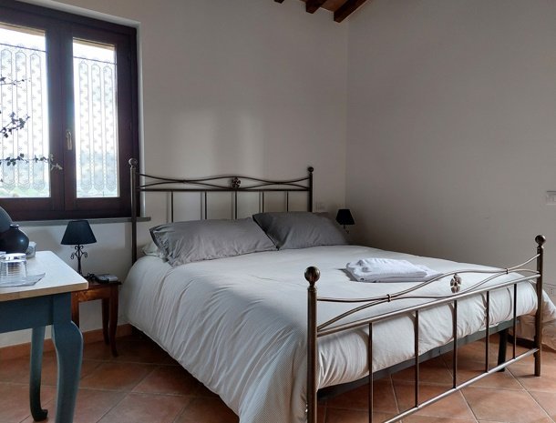 agriturismo-il-castellaro-fabriano-marche-slaapkamer.jpg