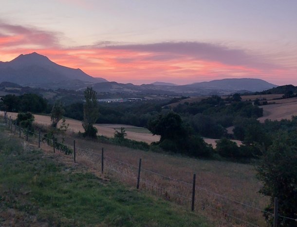 agriturismo-il-castellaro-fabriano-marche-zonsondergang-bergen.jpg