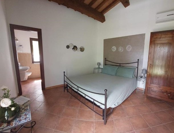 agriturismo-il-castellaro-fabriano-marche-slaapkamer-badkamer.jpg