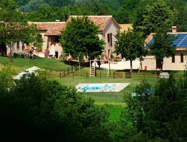 agriturismo-il-castellaro-fabriano-marche-overzicht-tuin-zwembad-huis.jpg