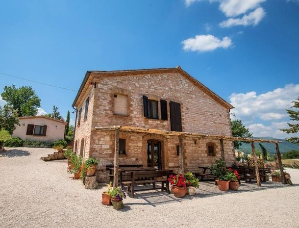 agriturismo-il-castellaro-fabriano-marche-met-zwembad-gastenkamers.jpg