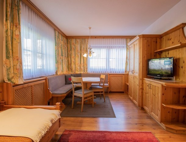 sportpension-elisabeth-neustift-stubaital-appartement-serles-woonkamer.jpg