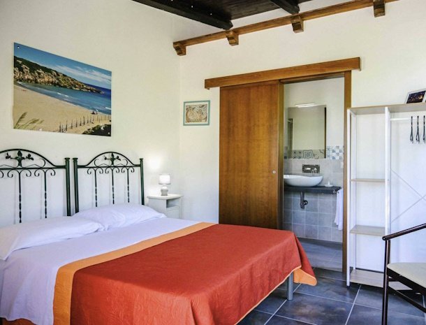 agriturismo-alle-riserve-di-cavagrande-avola-kamer-bed-badkamer-tuinzicht.jpg