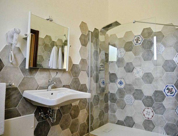 agriturismo-alle-riserve-di-cavagrande-avola-deluxe-badkamer.jpg