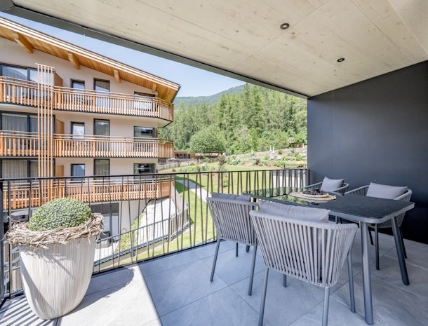 falkners-five-oetz-tirol-appartement-terras-overdekt-1e-verdieping.jpg