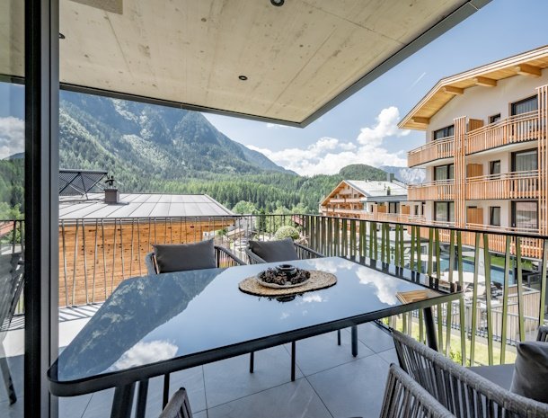 falkners-five-oetz-tirol-appartement-terras-overdekt-uitizcht.jpg