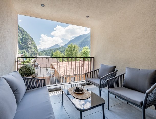 falkners-five-oetz-tirol-appartement-terras-overdekt-bergen.jpg