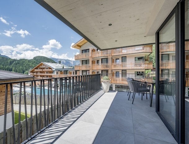 falkners-five-oetz-tirol-appartement-terras-uitzicht-zwembad.jpg