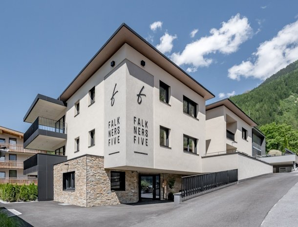 falkners-five-oetz-tirol-appartementen-voorzijde.jpg