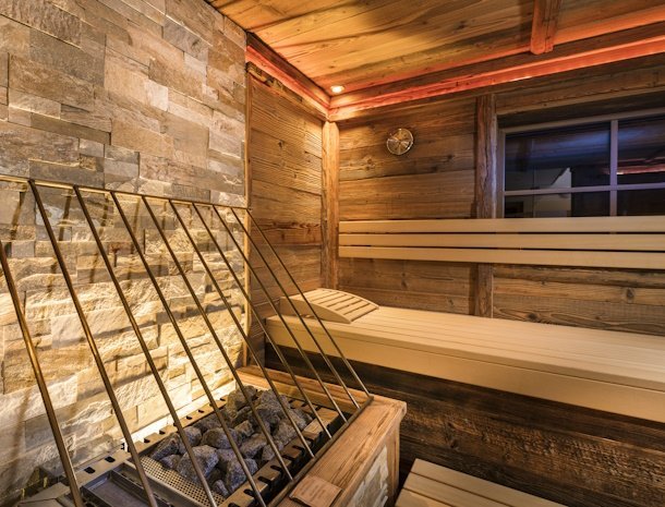 wellness-huttendorp-wiese-pitztal-tirol-sauna.jpg