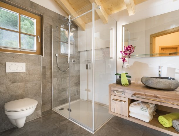 wellness-huttendorp-wiese-pitztal-tirol-badkamer-douche.jpg