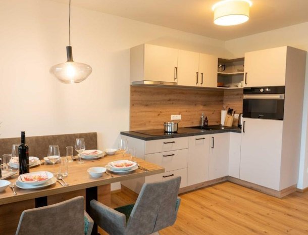 die-unterbergerin-dorfgastein-gasteinertal-salzburgerland-appartementen-eettafel-keuken.jpg