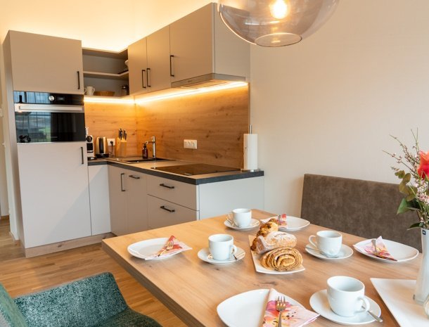 die-unterbergerin-dorfgastein-gasteinertal-salzburgerland-appartementen-keuken-eettafel.jpg