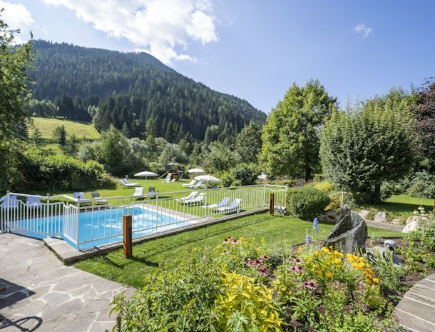 hotel-sonnalm-bad-kleinkichheim-karinthie-tuin-zwembad.jpg