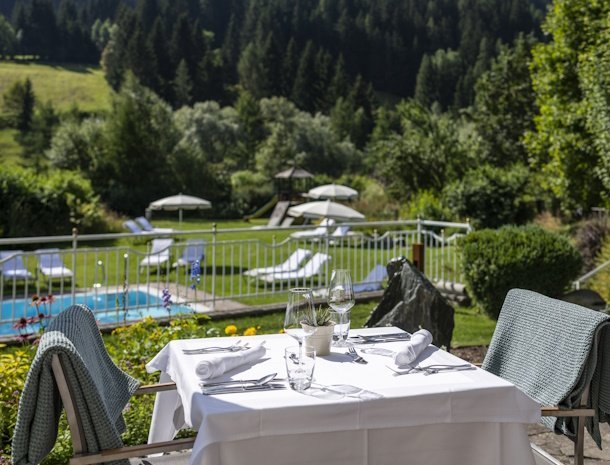 hotel-sonnalm-bad-kleinkichheim-karinthie-terras-zwembad.jpg