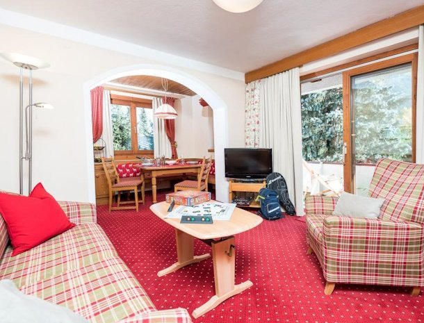 gastehaus-schusser-bad-kleinkirchheim-karinthie-woonkamer-appartement-strohsack.jpg