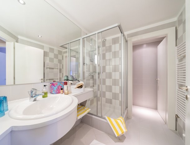 gastehaus-schusser-bad-kleinkirchheim-karinthie-badkamer-appartement-maibrunn.jpg