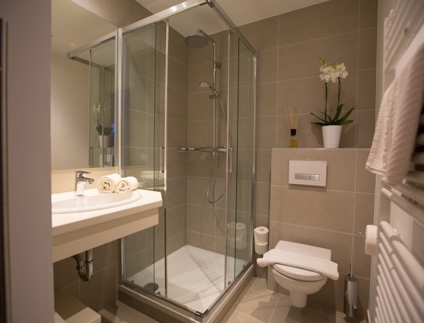 gastehaus-schusser-bad-kleinkirchheim-bed-and-breakfast-karinthie-badkamer.jpg
