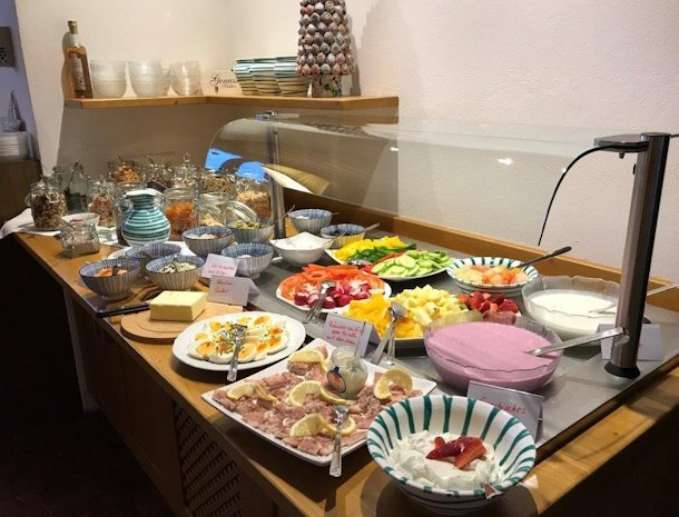 gastehaus-schusser-bad-kleinkirchheim-bed-and-breakfast-karinthie-ontbijtbuffet.jpg