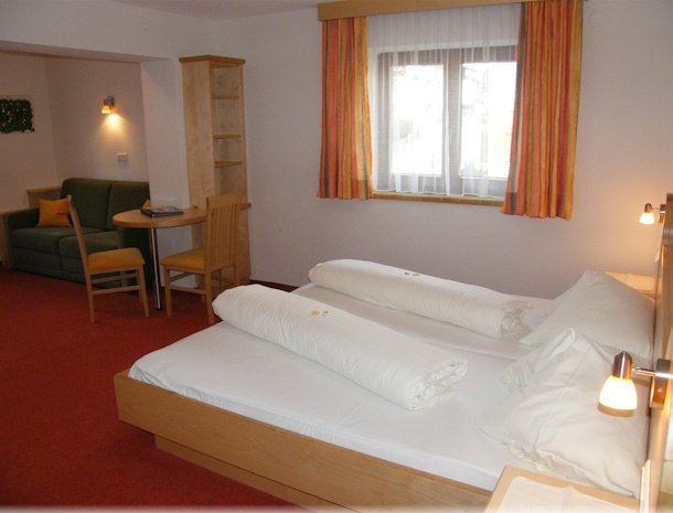 pension-edelweiss-sautens-otztal-slaapkamer-met-slaapbank.jpg